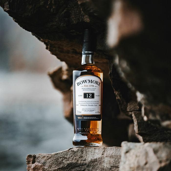 Bowmore 12 ans Islay Single Malt Scotch whisky avec étui, Whisky Écossais  40% - 70cl & Laphroaig 10 ans Islay Single Malt Scotch Whisky avec étui, Whisky  Écossais 40% - 70cl : : Epicerie